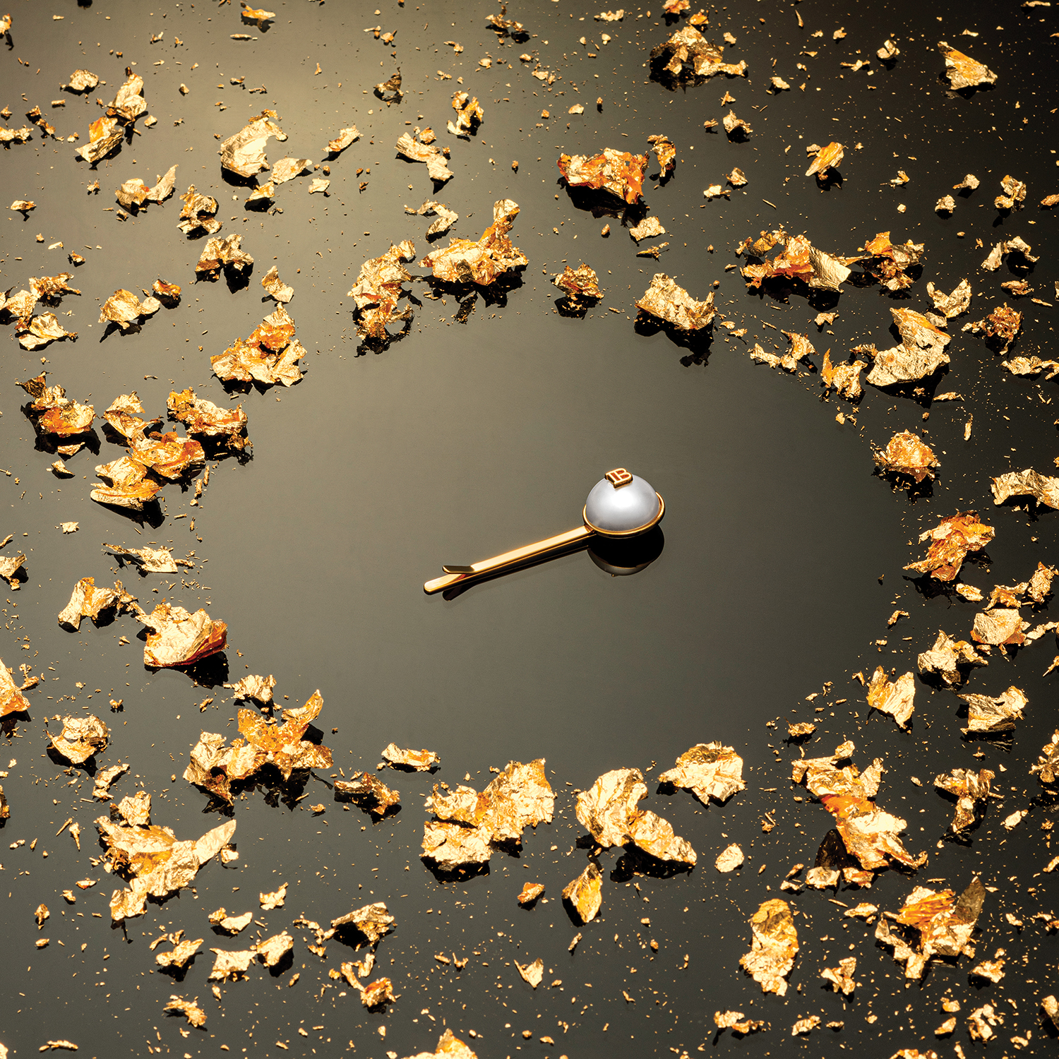 CAMPAIGN - BALMAIN HAIR Anniversary Gold & Pearl Hair Clip - Image 3
